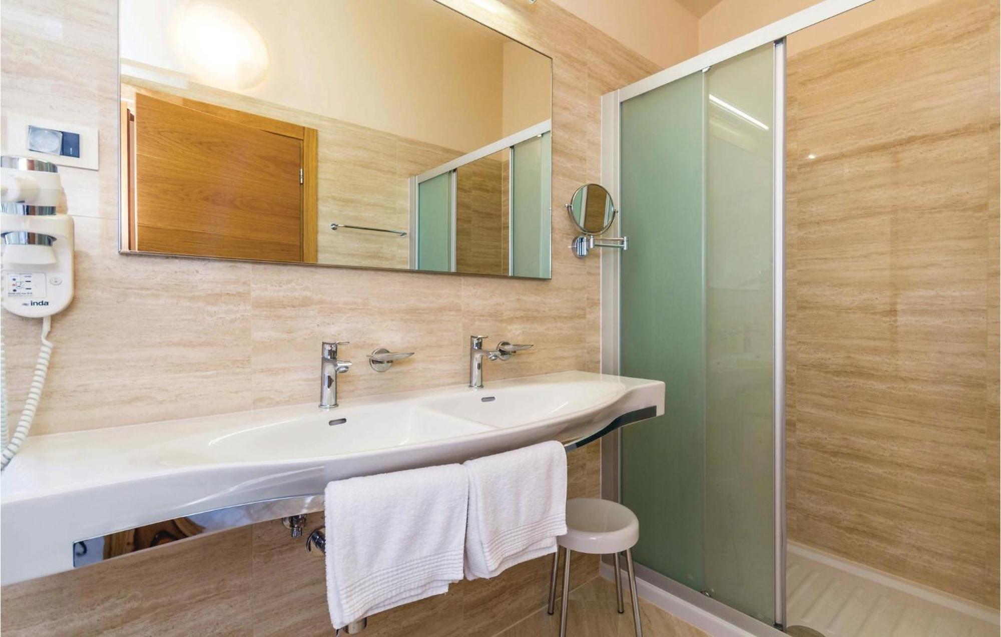 4 Bedroom Beautiful Home In Turcic Vantacici Exterior foto