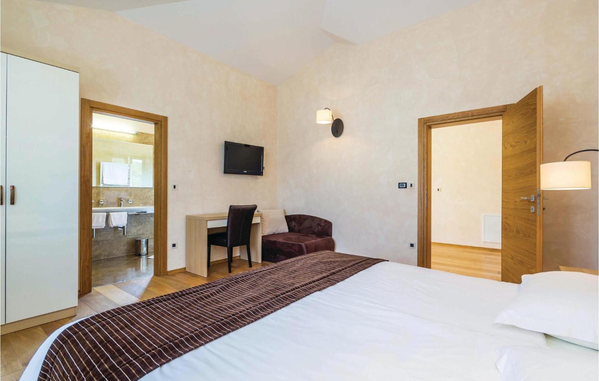4 Bedroom Beautiful Home In Turcic Vantacici Exterior foto