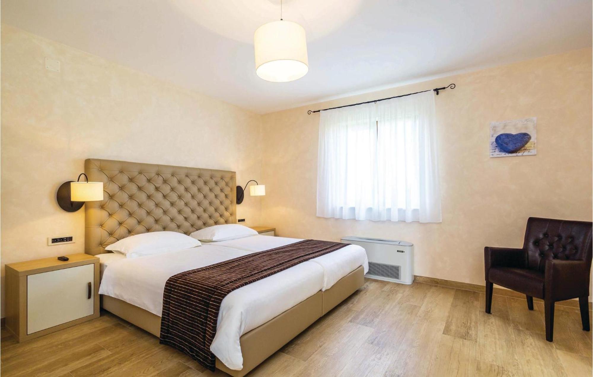 4 Bedroom Beautiful Home In Turcic Vantacici Exterior foto